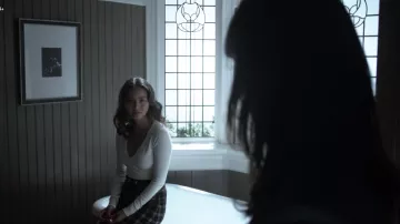 Le pull blanc de Valérie Vale (Jamie Chung) dans Gotham S03E06