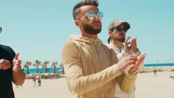 The Sweatshirt beige Ridsa in her video clip Mamamia