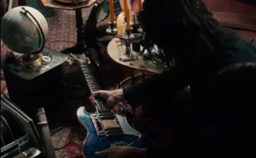 La guitare Hagström "Batman" Bleue de Adam (Tom Hiddleston) dans Only Lovers Left Alive