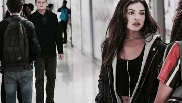 The top black Kayla Powell (Danielle Campbell) in Tell Me a Story S01E01