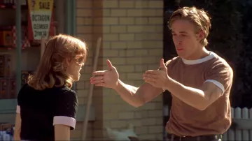 The T-shirt of Noah Calhoun (Ryan Gosling) in never forget