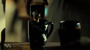 Taza "X" de Xavier Dolls (Shamier Anderson) en Wynonna Earp S01E09
