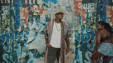 Urban art mural newspaper print and random streaks in the back of Ne-Yo in Push Back music video of Ne-Yo, Bebe Rexha, Stefflon Don
