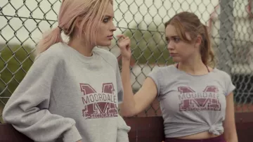 The t-shirt Moordale Secondary worn by Aimee Gibbs (Aimee Lou Wood) in Sex Education