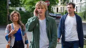 Green shirt worn by Dylan (Johnny Flynn) in Lovesick S02E08
