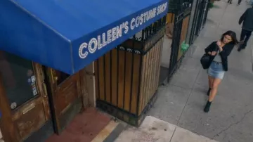 Skirt blue Kayla Powell (Danielle Campbell) in Tell Me a Story S01E03