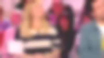 El jersey a rayas (color azafrán) de Enora Malagré en Bons baisers d'Europe