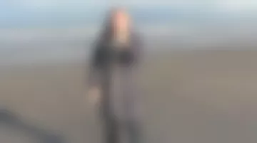 La cazadora larga negra con capucha K-Way de Énora Malagré en Bons baisers d'Europe el 23.03.2019