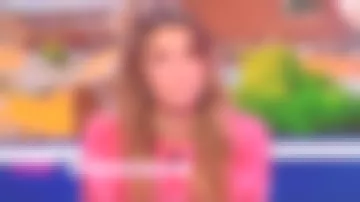 The red dress/ rose printed zébre of Laury Thilleman in Bons baisers d'europe 23.03.2019