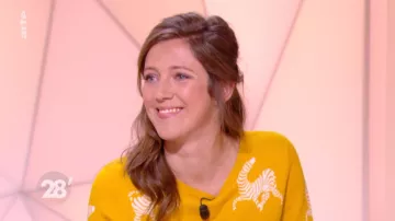 The sweater yellow pattern zébres of Marie Bonnisseau in 28 minutes of 20/03/2019