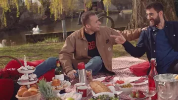 La veste marron de Squeezie dans sa vidéo YouTube ON FAIT LA PAIX ❤️ (clip Cyprien & Squeezie)