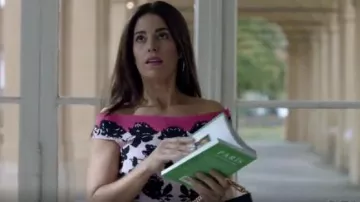 Alexander McQueen Rose-Intarsia Off-The-Shoulder Knit Dress usado por Susan Sampson (Ana Ortiz) en Whiskey Cavalier (S01E04)