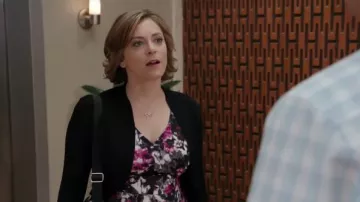 Sak la Cinquième Avenue de la flotte Rouge Floral de Plongée Robe portée par Rebecca Tas (Rachel Bloom) dans Crazy Ex-Girlfriend (S01E07)