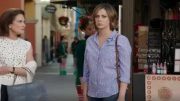 J. Crew Shirt Garçon en Bleu Skinny Bande porté par Rebecca Tas (Rachel Bloom) dans Crazy Ex-Girlfriend (S01E08)
