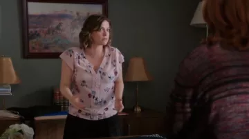 Rebecca Taylor Campanule " Flottement Manches Floral Haut en Soie porté par Rebecca Tas (Rachel Bloom) dans Crazy Ex-Girlfriend (S02E01)