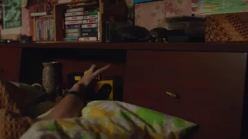 Sony Walkman used by Charlie (Hailee Steinfeld) in Bumblebee