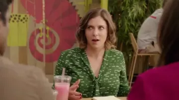 Anthropologie Maeve Cravate-Cou Swing Chemisier porté par Rebecca Tas (Rachel Bloom) dans Crazy Ex-Girlfriend (S02E03)