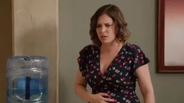 Rebecca Taylor Sakura V Cou Floral Soie Fit Et les Reflets de la Robe portée par Rebecca Tas (Rachel Bloom) dans Crazy Ex-Girlfriend (S02E03)