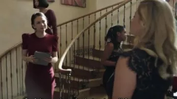 Vestido de vaina de hombro Express Puff usado por Mona Vanderwaal (Janel Parrish) en Pretty Little Liars: The Perfectionists (S01E01)