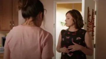 Equipement Kyle Papillon Imprimer Haut en Soie porté par Rebecca Tas (Rachel Bloom) dans Crazy Ex-Girlfriend (S02E05)