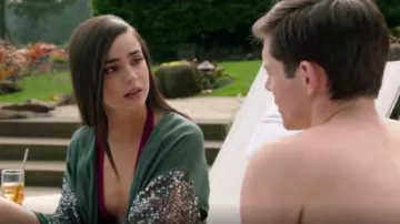 Les Gens libres de Soleil Baisse Veste portée par Ava Jalali (Sofia Carson) dans Pretty Little Liars: Les Perfectionnistes (S01E01)