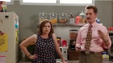 Maison Jules Imprimée à Volants Ourlet Occasionnels Haut porté par Rebecca Tas (Rachel Bloom) dans Crazy Ex-Girlfriend (S02E06)
