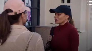 Lululemon Définir la Veste portée par Gloria Delgado-Pritchett (Sofia Vergara) dans la Famille Moderne (S10E17)
