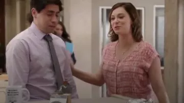 Arte Modèles Double Drop 2 Ton Collier porté par Rebecca Tas (Rachel Bloom) dans Crazy Ex-Girlfriend (S02E07) (S02E07)