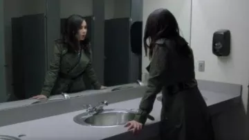 Rebecca Minkoff Amis Manteau avec Œillets porté par Mona Vanderwaal (Janel Parrish) dans Pretty Little Liars: Les Perfectionnistes (S01E01)