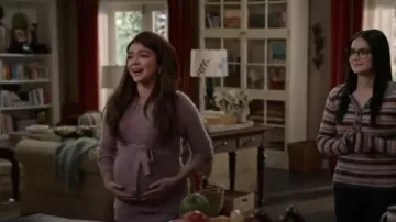 Suéter mamalicious Waist Tie usado por Haley Dunphy (Sarah Hyland) en Modern Family (S10E14)