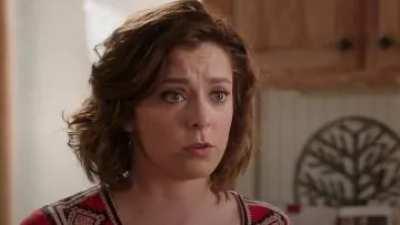 Arte Modèles Mini Bronze Naturel Spike Boucles d'oreilles portées par Rebecca Tas (Rachel Bloom) dans Crazy Ex-Girlfriend (S02E08)