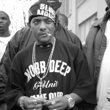 The t-shirt Mobb Depp G-Unit Game Over worn by Prodigy on a black and white photo