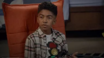 Zara T-shirt avec des Paillettes de la Circulation de la Lumière porté par Jack Johnson (Miles Brun), en black-ish (S05E15)
