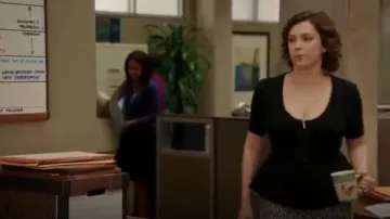 Maiyet Zip Avant Peplum Tee porté par Rebecca Tas (Rachel Bloom) dans Crazy Ex-Girlfriend (S02E11)
