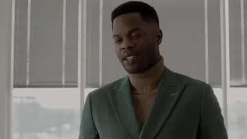 Suéter camel turtleneck de Jeff Colby (Sam Adegoke) en Dynasty S02E15