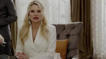 Le blazer blanc Alessandra Rich porté par Alexis Carrington (Nicollette Sheridan) dans Dynastie S02E15