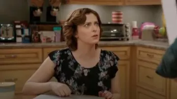 Joie Kerr coup de Pinceau imprimé Floral Blouse en Soie porté par Rebecca Tas (Rachel Bloom) dans Crazy Ex-Girlfriend (S02E11)