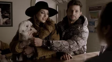 La doudoune imprimé python Heron Preston de Sam Jones (Rafael de la Fuente) dans Dynastie S02E15