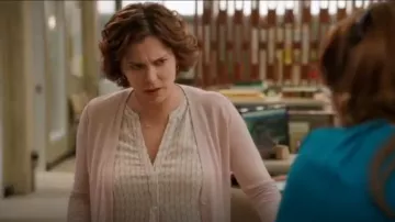 Joie Aruna Hibou Imprimer de Haut porté par Rebecca Tas (Rachel Bloom) dans Crazy Ex-Girlfriend (S02E12)