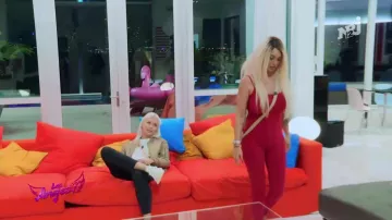 The combination red slinky of Aurélie Preston in The Angels 11 : Back to Miami Episode 42