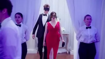 Halo noir Hendricks Robe portée par Rebecca Tas (Rachel Bloom) dans Crazy Ex-Girlfriend (S03E02)