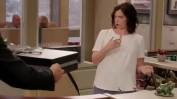 Trina Turk Côté-Split Zip Jusqu'en Haut porté par Rebecca Tas (Rachel Bloom) dans Crazy Ex-Girlfriend (S03E02)