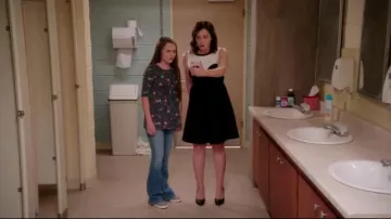 Karen Millen Monochrome Patineur-Robe portée par Rebecca Tas (Rachel Bloom) dans Crazy Ex-Girlfriend (S03E03)