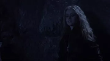 Babaton à Aritzia Lou Veste en Cuir portés par Katherine McNamara en Flèche (S07E16)