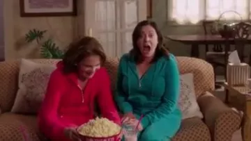 Juicy Couture Bling Velours Malibu Pantalon porté par Rebecca Tas (Rachel Bloom) dans Crazy Ex-Girlfriend (S03E05)