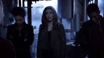 Blank NYC Odyssée Drapé de la robe portées par Dinah Drake (Juliana Harkavy) dans la Flèche (S07E16)