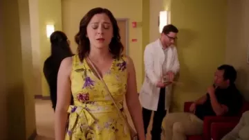 Karen Millen Floral Robe A-Ligne porté par Rebecca Tas (Rachel Bloom) dans Crazy Ex-Girlfriend (S03E06)