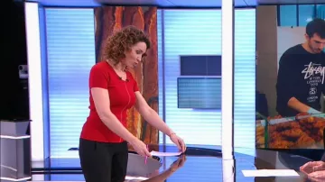El suéter de viscosa roja de Marie-Sophie Lacarrau en Journal de 13 heures de France 2 de 25/03/2019