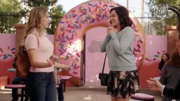 Alice + Olivia imprimé Floral Crêpe Mini Jupe portée par Rebecca Tas (Rachel Bloom) dans Crazy Ex-Girlfriend (S03E08)