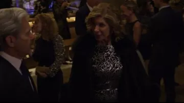 Michael Kors Floral Metalizado Jacquard Vestido de Manga Larga Usado por Diane Lockhart (Christine Baranski) en The Good Fight (S03E02)